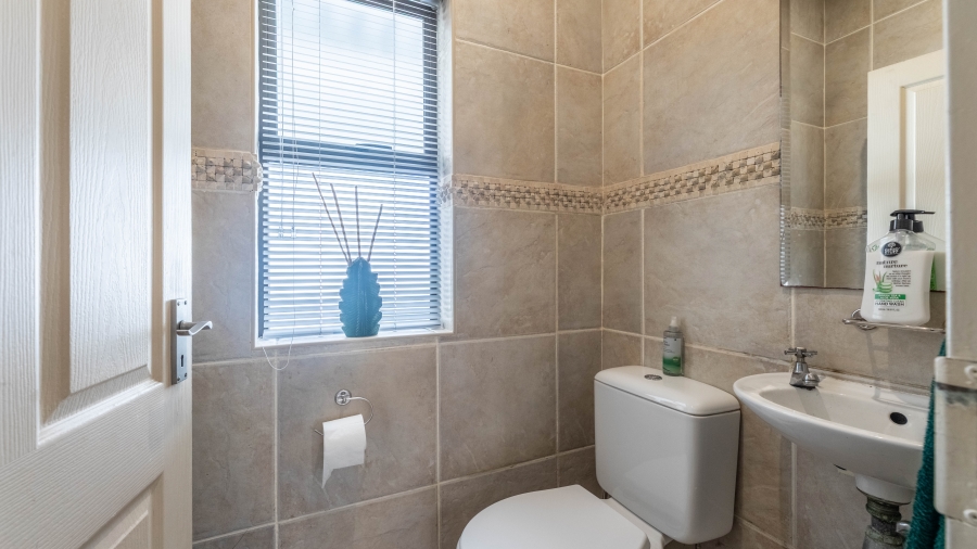 5 Bedroom Property for Sale in Parklands Western Cape